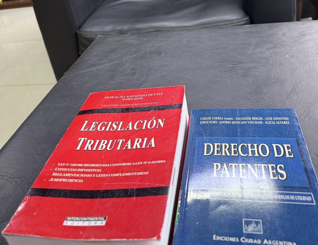 パラグアイ・アスンシオンの図書館で、税務・特許関連の法令集の原文を確認している様子